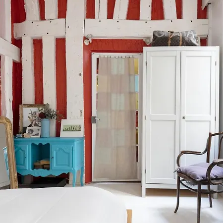Apartment Veeve - Ruby Beams Near Notre-Dame *