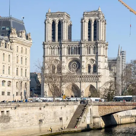 Veeve - Ruby Beams Near Notre-Dame Apartment Paris